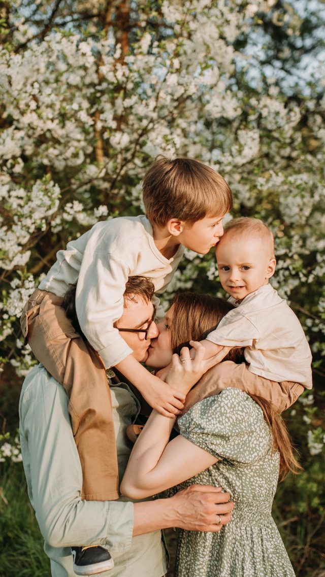 Magia obróbki ♥️ 
Uwielbiam te kolory podkreślające Wasze ciepło i Waszą miłość. ☀️ Uwielbiam też sesje plenerowe, na które sezon już się rozpoczął! 🌸 Zapraszam do zapisów 💗📩 
Za kadry dziękujemy Pawłowi ♥️ 
Obróbka własna 📸

Before and after 
Przed i po 
Fotograf rodzinny Warszawa 
Złota godzina 
Sesja plenerowa 
Ciąża 
Obróbka 
 
#sesjarodzinnawarszawa #fotografrodzinnywarszawa #fotografwarszawa #mamawarszawa #sesjaplenerowawarszawa #sesjawplenerze #złotagodzina #kwitnącedrzewa #sesjaciazowawarszawa #sesjabrzuszkowa #dziewczynykfs #montessoripolska #montessoriwarszawa #rodzicielstwobliskości #rodzew2025 #rodzewczerwcu